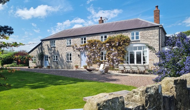 YSTRAD BACH, family friendly, luxury holiday cottage in Denbigh