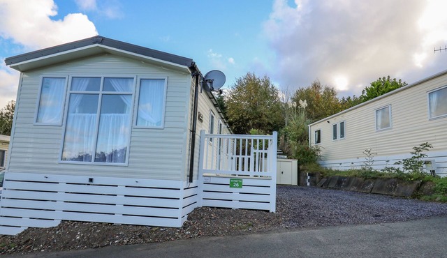 YSTWYTH 26, pet friendly, country holiday cottage in Borth