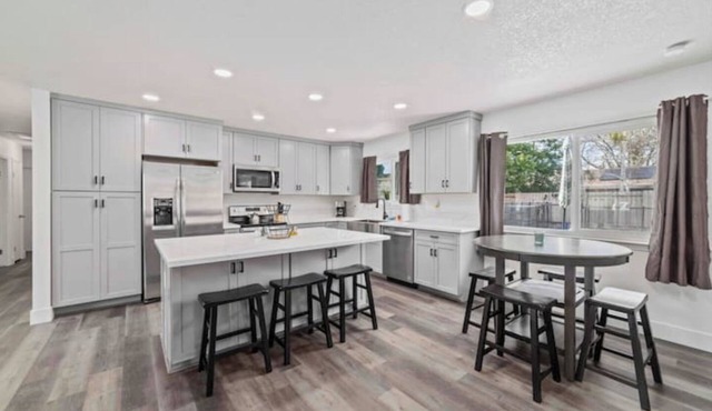 Yuba City Front Unit 5 beds 1 bath with Shared Pool, Laundry, Backyard