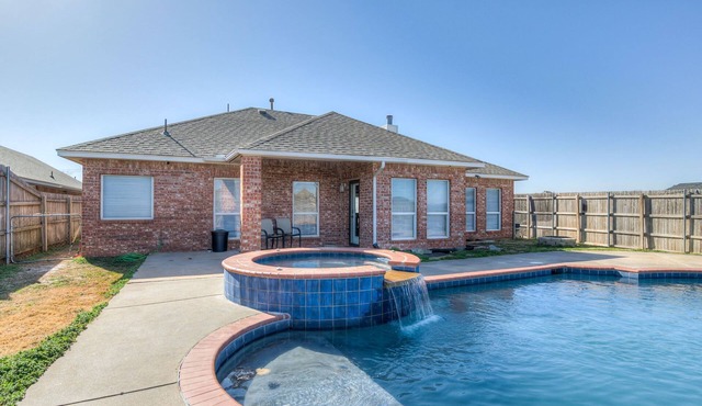 Yukon Finest Frontier House with Spa and Pool Minutes from Bricktown