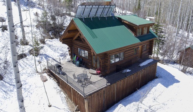 YULE CREEK LODGE-Quintessential Mountain Cabin on 53 Private Acres