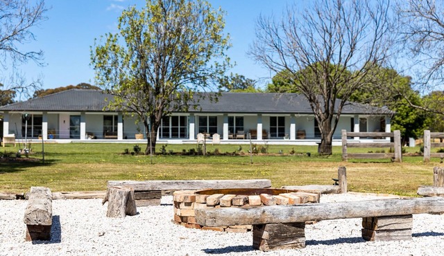 Yurali House - 5 bedroom home with beautiful views of Mt Frome.