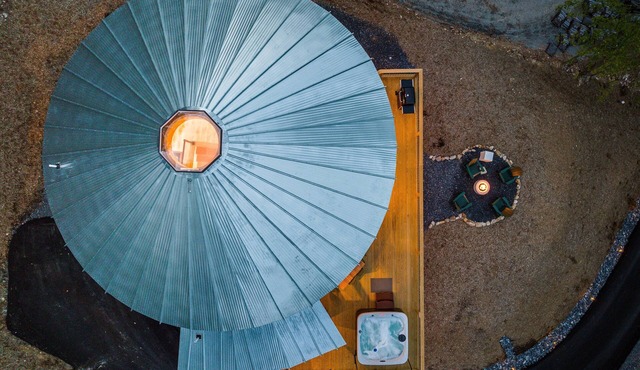 Yurt, mins to slopes, Hot Tub, Arcade Room, Pool Table, PS5, Fire Pit EV charger