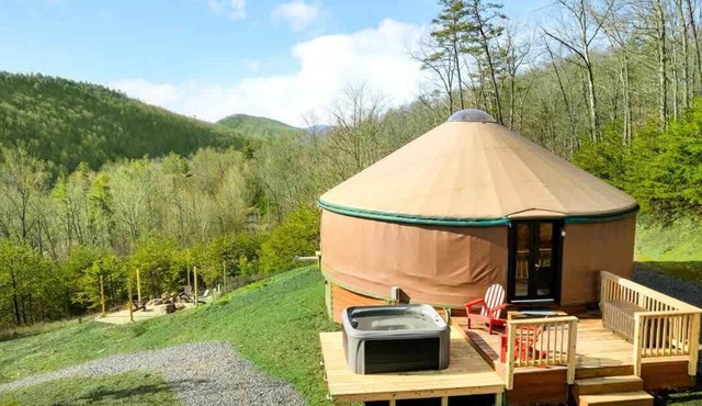 Yurt w/hot tub & fire pit near Lost River