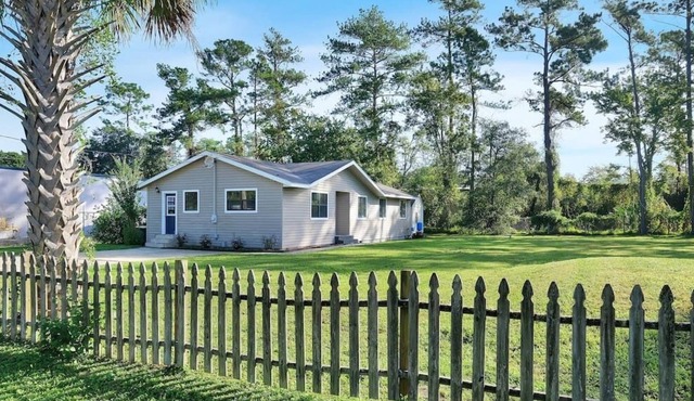 ~Yuuuuge Yard Sleeps 8 Near Avenues Mall~