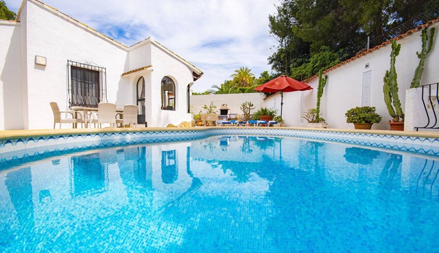 Yvonne - private pool, privacy chill-out area