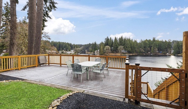 Z Cabin: Vintage Lakeside Retreat w/Private Dock