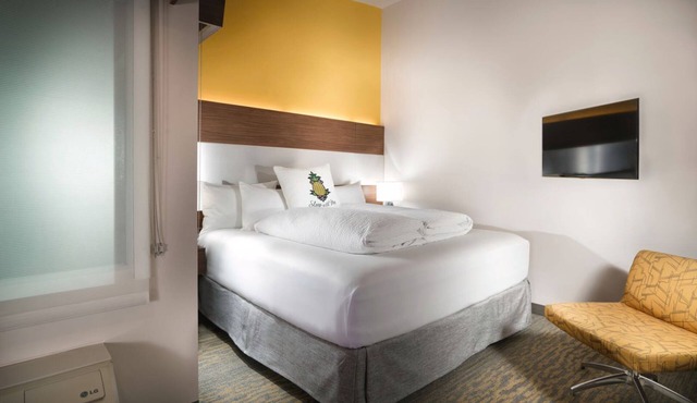 Z King, Hotel Z, Bright Decor, Free Bike Usage, Heart of Gaslamp Quarter