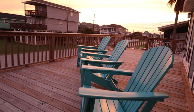 Zachary Beach House, Ocean views & walk to beach!