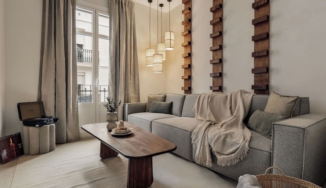 Zafiro - 3 bedrooms and balcony in Sants
