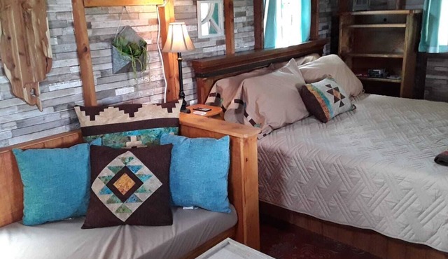 Zannabella B&B-Glamping- Cedar Grove Cabin - Ingram, TX breakfast included