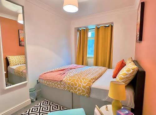 Zayd - Cozy Garden, Gunwharf Quays, Portsmouth Harbour Train Station, Close parking, Sleeps 1-8 Comfortably