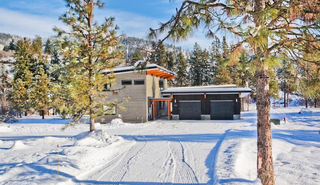 ZayLy Lodge: modern home with hot tub river views