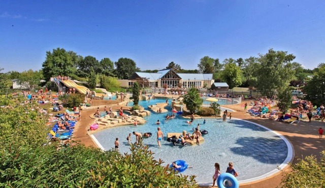 ZEcamping 5* familial parc aquatique dog friendly chalet TV BBQ clim