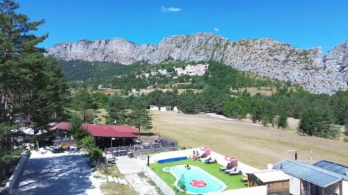 ZEcamping 2 avec piscine restaurant vue sur le village de Saint Auban