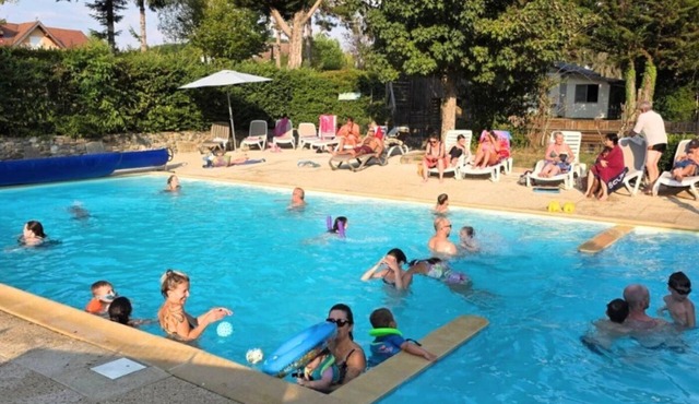 ZEcamping 3 étoiles piscine couverte chalet TV BBQ clim 34m2