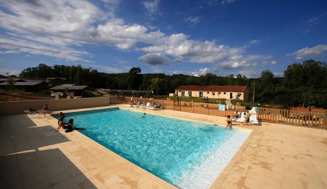 ZEcamping 3* chiens acceptés piscine chauffée à flanc de colline