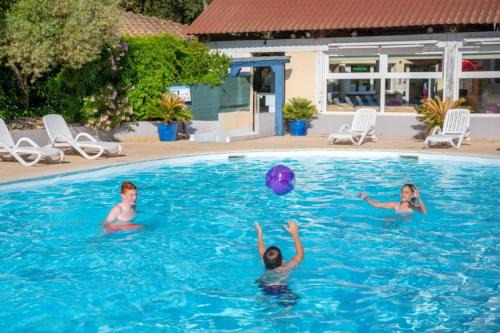 ZEcamping 3 familial dog friendly piscine et soirées animées