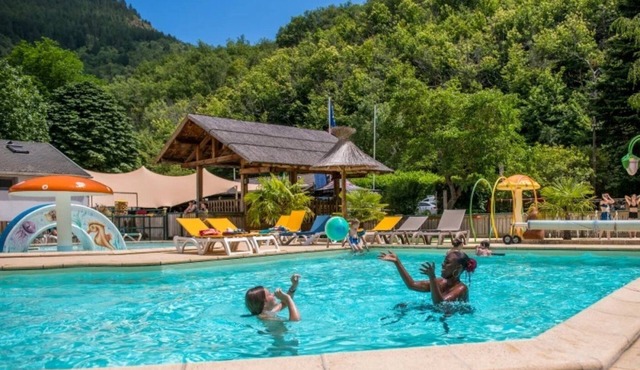 ZEcamping 3* familial piscine chauffée animaux acceptés locatif 34m2