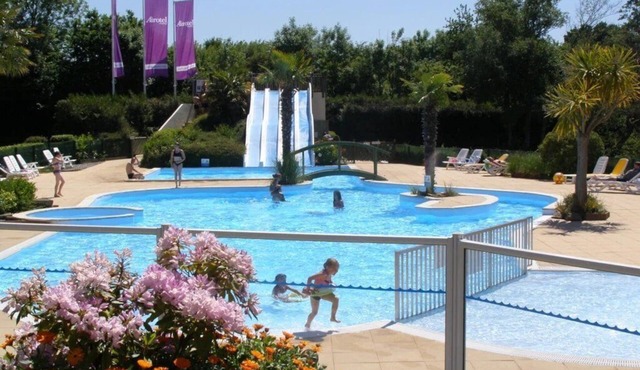 ZEcamping 4 étoiles animé piscine chauffée pet friendly locatif TV BBQ