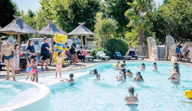 ZEcamping 4 étoiles piscine couverte locatif TV clim 20m2