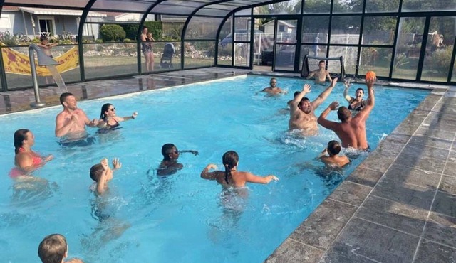 ZEcamping 4 étoiles piscine couverte piscine chauffée locatif TV clim