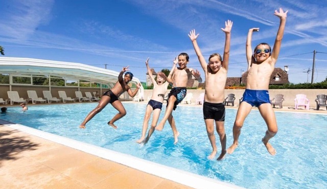 ZEcamping 4 étoiles animé piscine couverte locatif TV LV clim 40m2