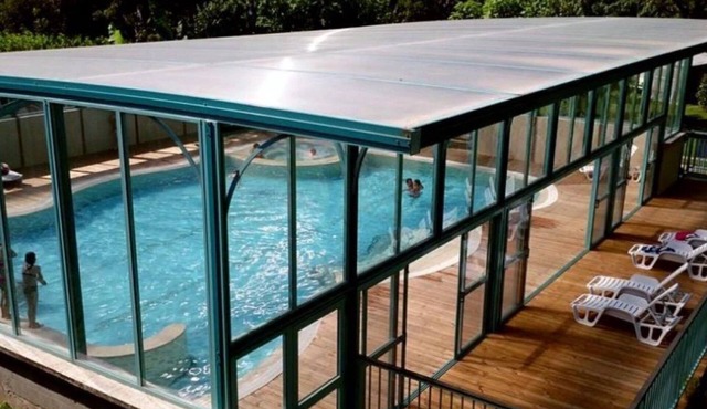 ZEcamping 4 étoiles familial piscine couverte chalet TV 32m2