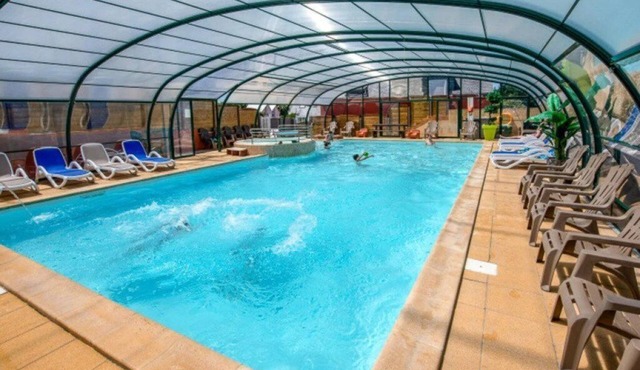 ZEcamping 4 étoiles familial 200m plage piscine couverte tente TV 31m2