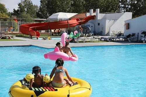 ZEcamping 4 animé animaux acceptés avec piscine couverte et bar