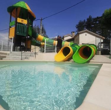 ZEcamping 4 animaux acceptés avec piscine chauffée toboggan et tennis