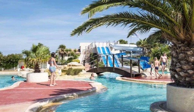 ZEcamping 4* familial 1km plage parc aquatique locatif TV LV clim 35m2