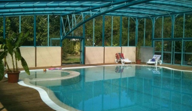 ZEcamping 4* familial piscine couverte chiens acceptés chalet TV 32m2