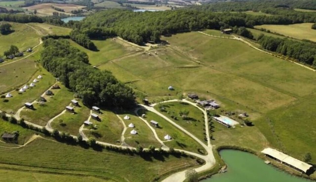 ZEcamping 4* familial piscine chauffée roulotte BBQ