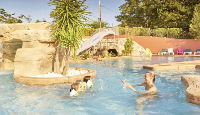 ZEcamping 4* animé piscine couverte pet friendly locatif TV BBQ clim