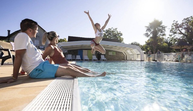 ZEcamping 4* piscine couverte animations locatif TV LV clim 37m2