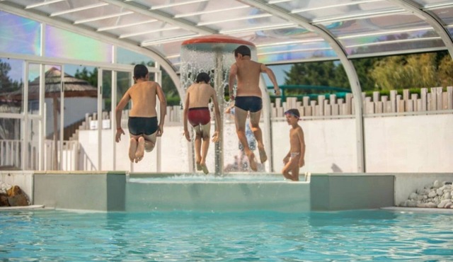 ZEcamping 3 étoiles piscine couverte animations locatif TV LV BBQ 40m2 8 pers