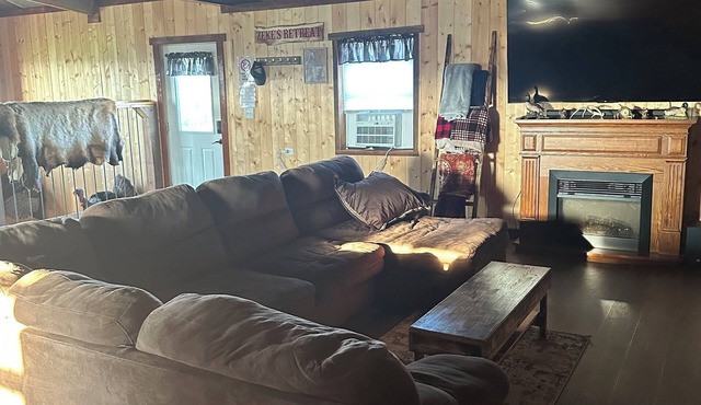 Zeke’s Retreat – Hunter’s Getaway with On-Site Taxidermy Shop