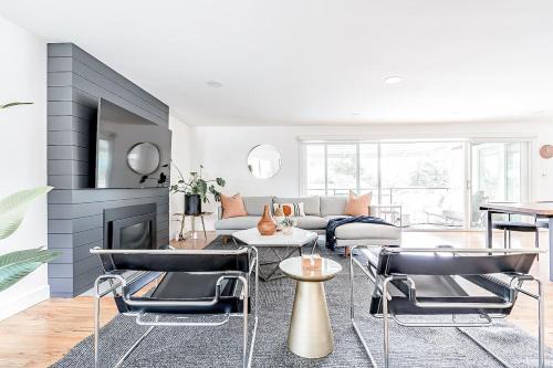 Zen 7BR Escape w Lake Views & Vineyard Haven