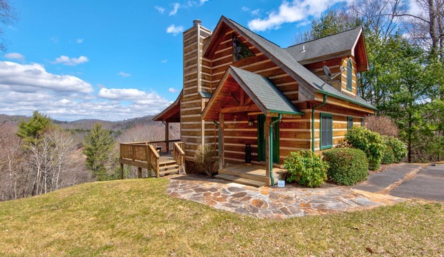 Zen Bear Cabin - quiet neighborhood, gentle walk to the New River, great mountain views!