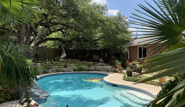 Zen bedroom in beautiful North Austin House