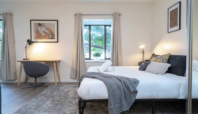 Zen Boutique A Well connected Studio with Parking