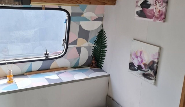 Zen caravan in a small private garden