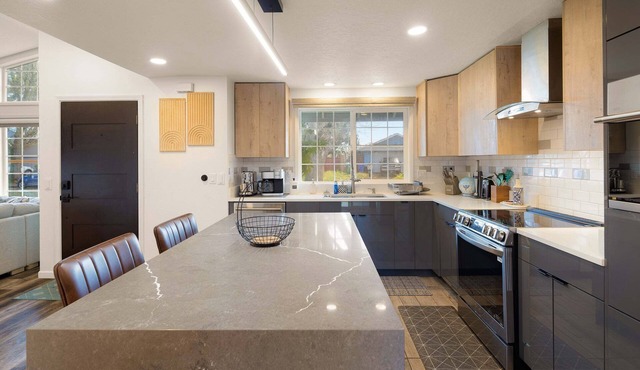 Zen Den - 10 Minutes To Autzen & Downtown 2 Bedroom Home