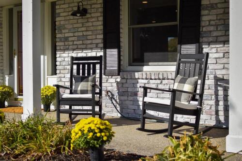 "Zen Den" on the Lake by Roxy Rentals