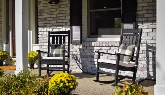 “Zen Den” on the Lake – Downtown Wayzata Charm by Roxy Rentals