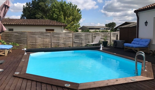 Zen room in shared home with pool (owner-on site)
