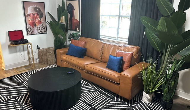 Zen Garden Bungalow close to Downtown