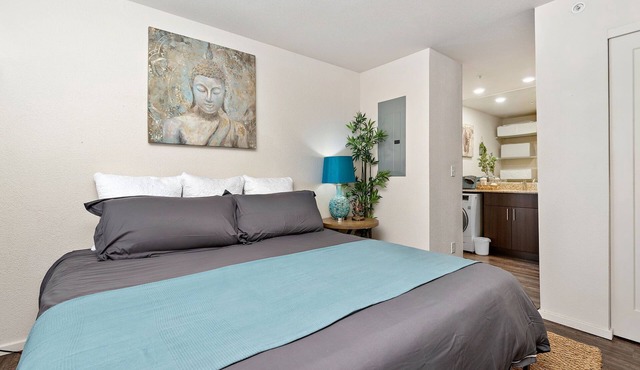 Zen House 1 Bed 1Bath Free Wi-Fi Free Parking Spot Comfortable Stay w/Workspace