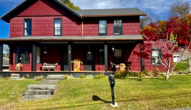 Zen In Narrow- Narrowsburg retreat near center of town